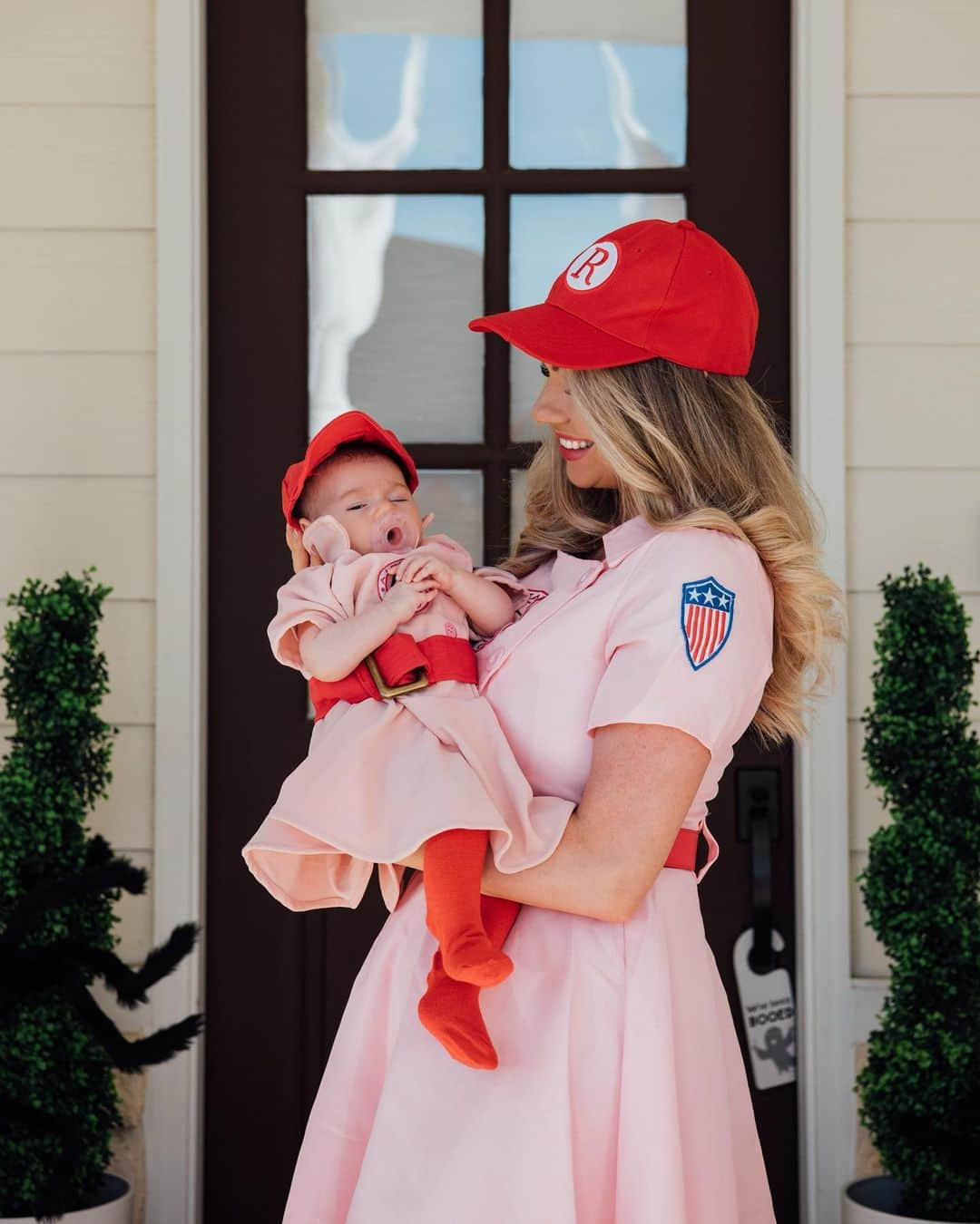 アンナ・ニコル・スミスさんのインスタグラム写真 - (アンナ・ニコル・スミスInstagram)「Aurora’s first Halloween!! 🥰👻🎃 Are you girls dressing up this year or doing anything fun?? If you’re dressing up, what are you going as? P.S. Bonus points for anyone who knows what our costumes are from!! 😉⚾️🙌 #nocryinginbaseball #fbggirls」10月31日 8時00分 - annavictoria