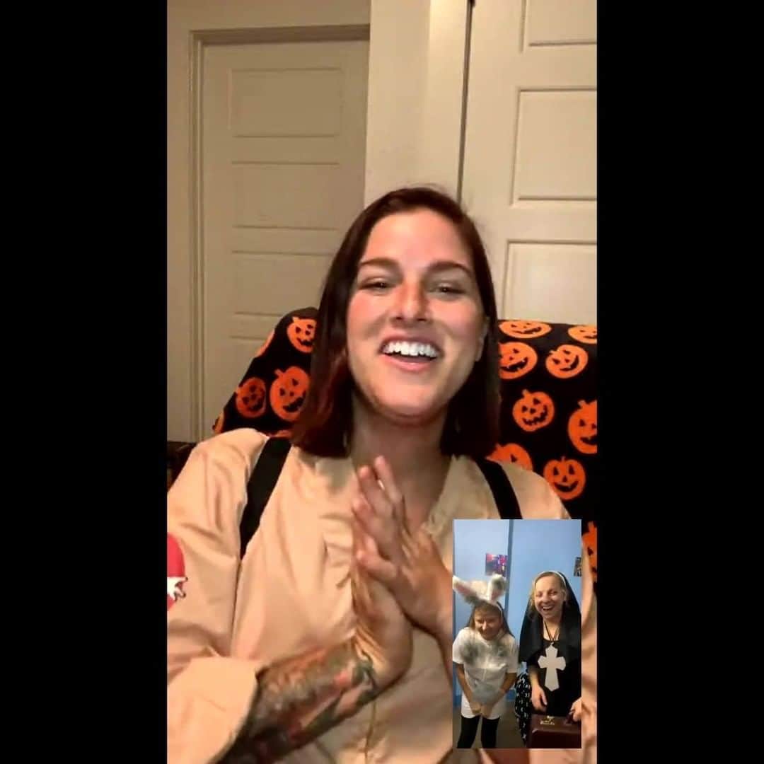 キャサディー・ポープのインスタグラム：「I LOVED doing this Halloween virtual M&G with you guys! It was so fun getting to see your costumes! Congrats to Grace, Britt, Dustin, Samantha, and Jen for winning the best costume awards. You guys killed it! Be on the lookout for more of these M&Gs soon 😊 #happyhalloweeen」