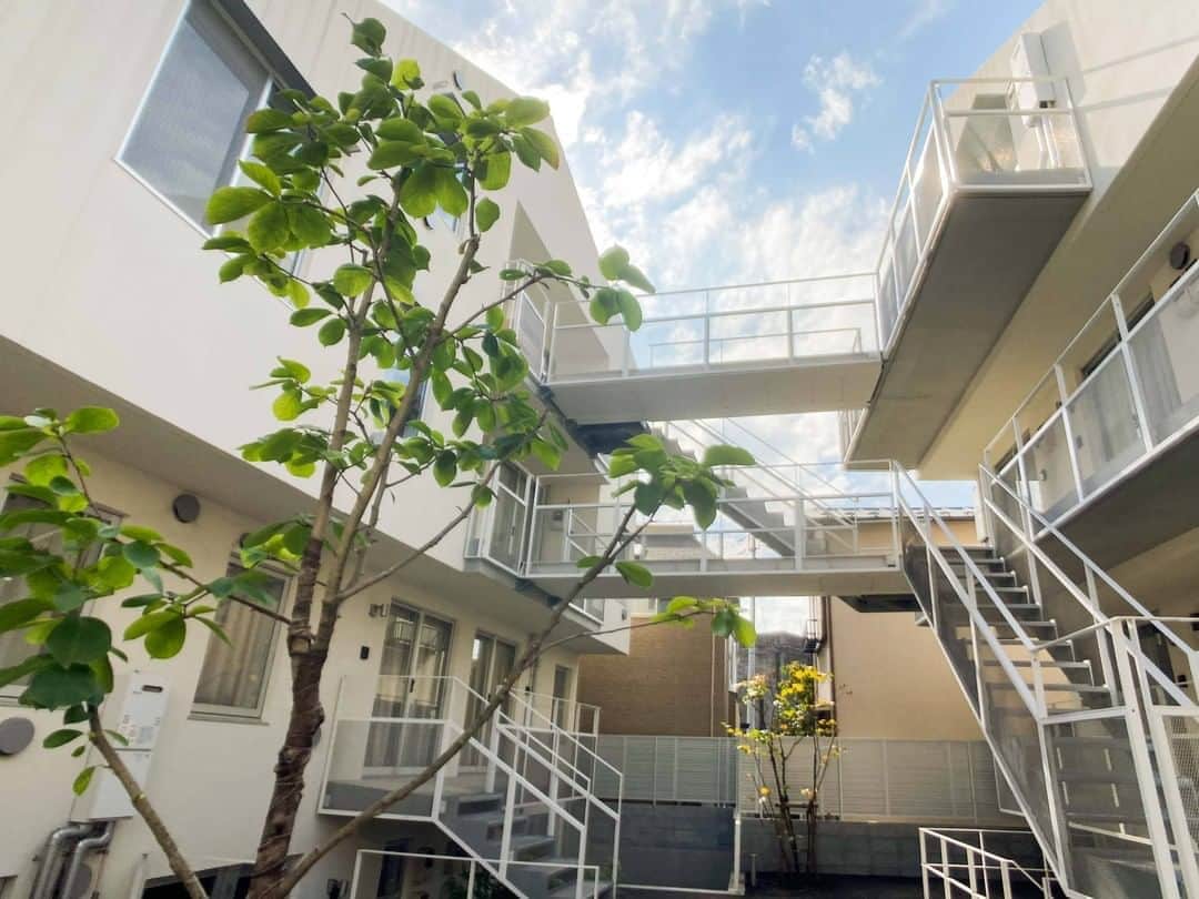 せたがやクラソンのインスタグラム：「『圏外からランクアップ 4』﻿ ﻿ ・田園都市線用賀駅 徒歩4分 ・11万円・29.12㎡・1R ___________________________________________________________________﻿  都内有数の大きさを誇る「砧（きぬた）公園」の最寄駅、 田園都市線用賀駅から歩いて4分のスタイリッシュなお部屋。  大きな客船のような造りにしばし圧倒される個性的な外観。 1階が半地下になっているので、ご紹介の2階のお部屋は実質「中二階」の角部屋。  コンクリート打ちっ放しの壁・天井と、温かみのあるフローリングとのコントラストが素敵。 潔い浴槽なしのシャワールームをはじめとした、水まわりがまとまっているのも◎。 めずらしいキッチンスペースとドライスペースを含む広い土間。 海外のように土足でお料理なんてのも悪くないですね。  田園都市線の中でも桜新町と並ぶ落ち着いた印象のこの街。 何げに便利な穴場エリアの、スマートなお部屋。 今まで圏外だった「街」も「お部屋」も選んでみると、 新しい発見が待っていると思います。おすすめです。  ▼この物件の詳細、﻿ そのほかのお部屋はプロフィールのリンクから﻿ @setagayakurasson﻿ ___________________________________________________________________﻿ ﻿ 「オンラインでお部屋探し」スタートしました！ ご相談お待ちしております。 ﻿ ﻿https://setagayakurasson.com/online _____________________________________________________________________﻿ ﻿ #せたがやクラソン #せたがやンソン #賃貸 #お部屋探し #オンラインお部屋探し #引っ越し #内見 #部屋 #ワンルーム #ひとり暮らし #ふたり暮らし #好きな街 #暮らしを楽しむ #キッチン #家具 #世田谷 #賃貸インテリア #リノベーション  #コンシェルジュ #世田谷のお部屋探し  #田園都市線  #用賀  #駅近  #暮らしを楽しむ  #砧公園ピクニック  #公園のある暮らし  #デザイナーズ賃貸  #土間のある暮らし」