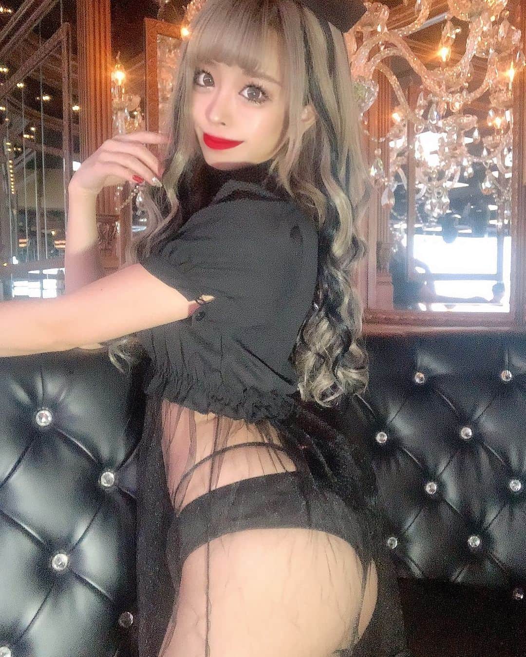 あんじゅのインスタグラム：「♡ ． お菓子くれなきゃイタズラするぞ！！！ と言いたいところですが、わたしはあまりお菓子が好きではありません😤😤🖕🏻💕  ． ． ． ． 代わりにのど飴ください😂😂😂ｗｗｗ ． ．  #Burlesque #バーレスク #バーレスク東京 #大阪 #バーレスク大阪 #北新地 #六本木 #キャバ嬢 #ホスト #歌舞伎町 #ダンサー #bodymake #自発ください  #ギャルメイク #なんちゃってギャル  #金髪女子 #ギャル #加工厨 #ジャニオタ #スレンダー #エロ可愛い #筋トレ女子 #撮影会 #雰囲気好きな人いいね #自撮り界隈 #1mmでもいいなと思ったらいいね #被写体  #バニーガール #ハロウィンコスプレ #おうちハロウィン」