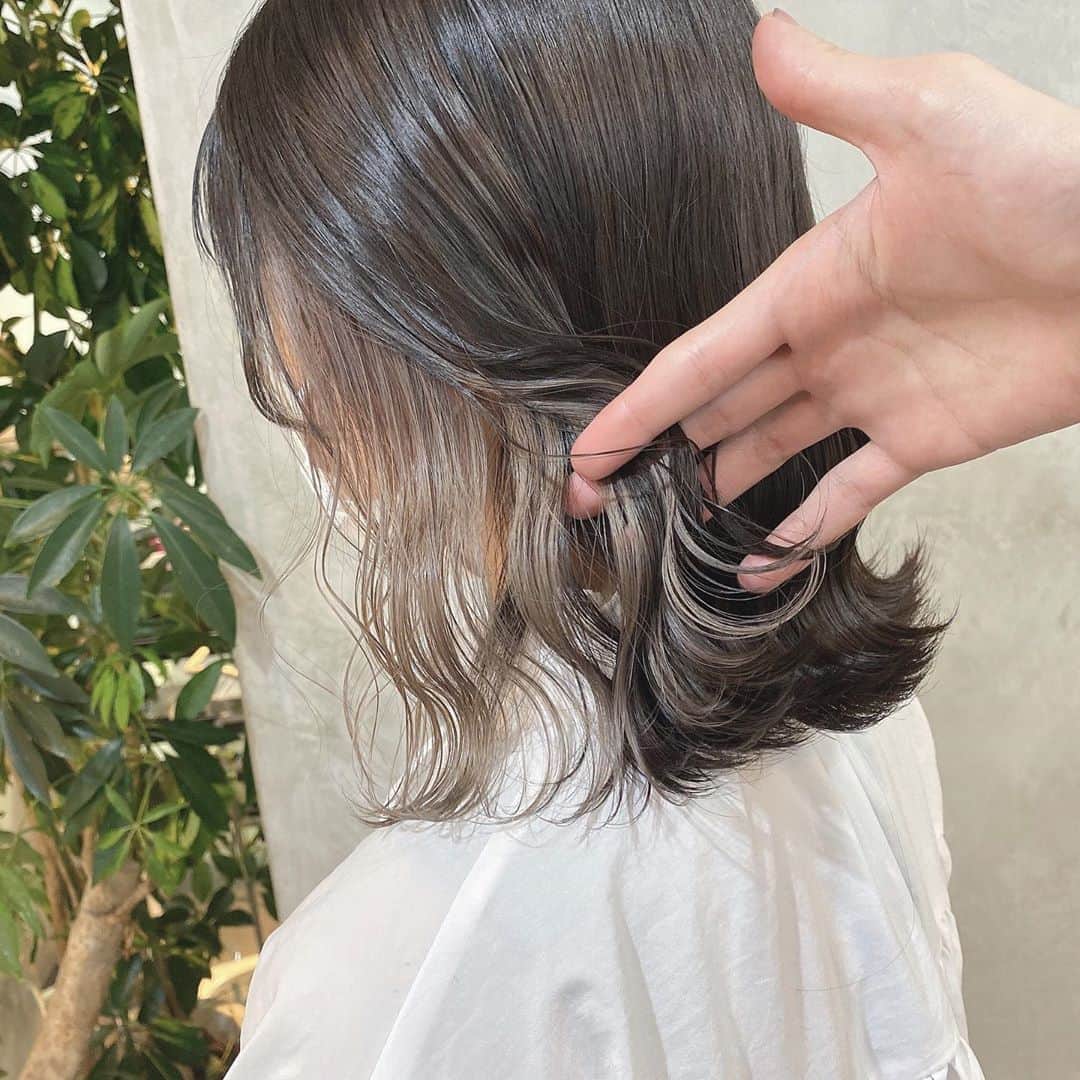 のインスタグラム：「.⁣ リアルに真似しやすい「インナーグレージュ」で、ヘアスタイルに遊び心を忍ばせて💗⁣ .⁣ 明るい髪色に憧れはあるけれど似合うか不安だったり、ブリーチで毛先が傷んでしまったり、またヘアカラーによって似合う服が限られたりするのではないか……などと不安ですよね。⁣ リアルに真似しやすくてオススメなのは、グレージュのインナーカラー。少しだけならブリーチの勇気も出るし、グレーもどんな服にも合いやすいためピッタリかもしれません💡⁣ .⁣ MERYでは他にも「かわいい」に近づくさまざまな情報を発信しています。⁣ @mery.beauty コスメ・美容に特化した情報をお届け♡⁣ @mery_spot 話題のカフェやお出かけスポットをご紹介！⁣ @_meryshop_  MERYセレクトの可愛いアイテムがたくさん⁣ こちらもぜひチェックしてみてください！⁣ .⁣ .⁣ photo by @sakura_tokunaga.s⁣ .⁣ #MERY #regram #instagram #instahair #hair #hairstyle #머리스타그램 #ヘアカラー #デザインカラー #インナーカラー #インナーグレージュ #グレージュ #インナーカラーベージュ #グレージュカラー #ミルクティーグレージュ #ミルクティーカラー #ブリーチ #ブリーチカラー #秋カラー #冬カラー #イヤリングカラー #ボブ #ボブへアー #イメチェン #ヘア #ヘアスタイル #お洒落 #お洒落さんと繋がりたい #MERY女子 #メリー」