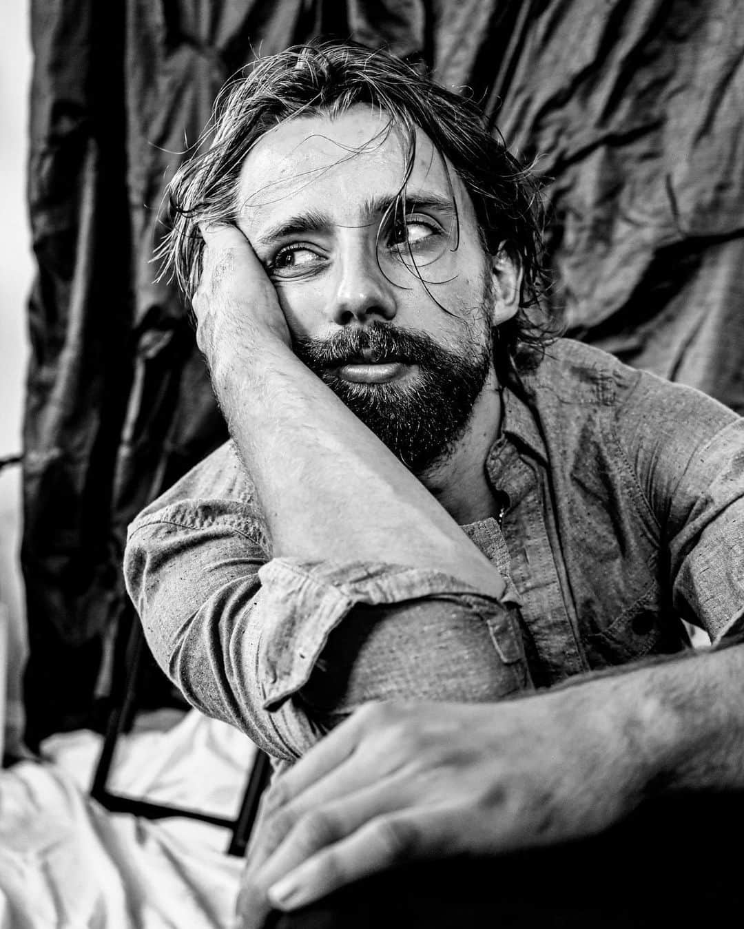 のインスタグラム：「Ran out of beard oil, was thinking about using olive oil? Asking for a friend 🧈  #beard #jeanlucbaker #mtlmoments #extravirginoliveoil」