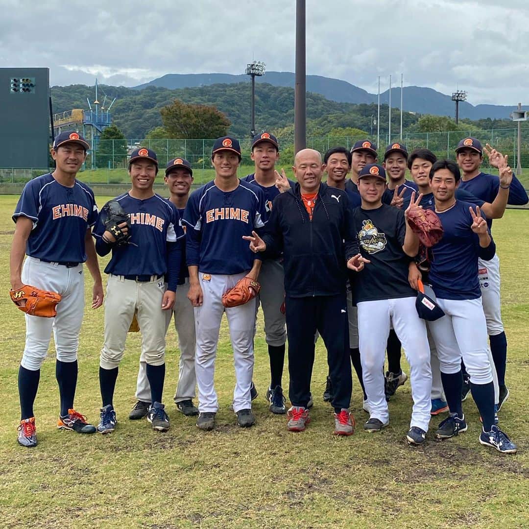 小田幸平のインスタグラム：「愛媛マンダリンパイレーツ最高なピッチャー陣⚾️いい奴ばっかり❗️いつの日か集まりましょう。しおさい球場にて。#愛媛マンダリンパイレーツ#読売ジャイアンツ#中日ドラゴンズ#しおさい球場#はげch#ピッチャー陣#最高#いい奴ばかり」