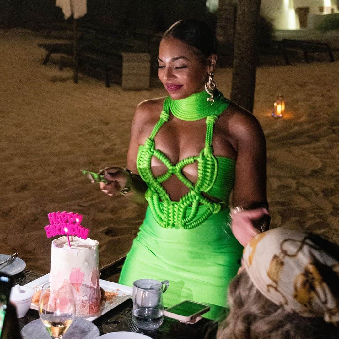 アシャンティのインスタグラム：「🥳🥳🎉💚🌴」