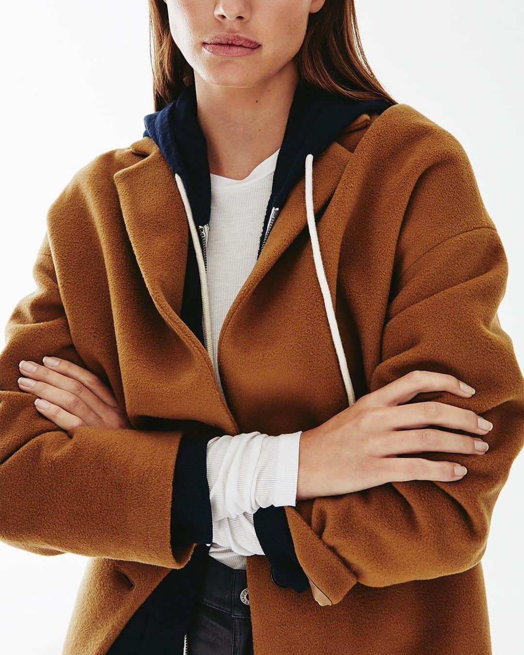 アドリアーノゴールドシュミットのインスタグラム：「Luxury lounging in the super soft cashmere/wool blend longline jacket—from our limited Made In Italy collection. Available online and in store now.  link in bio」