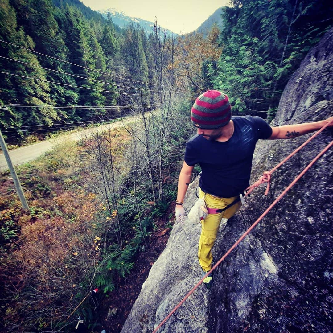 イグナシオ・セルキオさんのインスタグラム写真 - (イグナシオ・セルキオInstagram)「Monkey at heart  . . . . .  #rockclimbing  #vancouver」10月31日 8時13分 - nachoserricchio