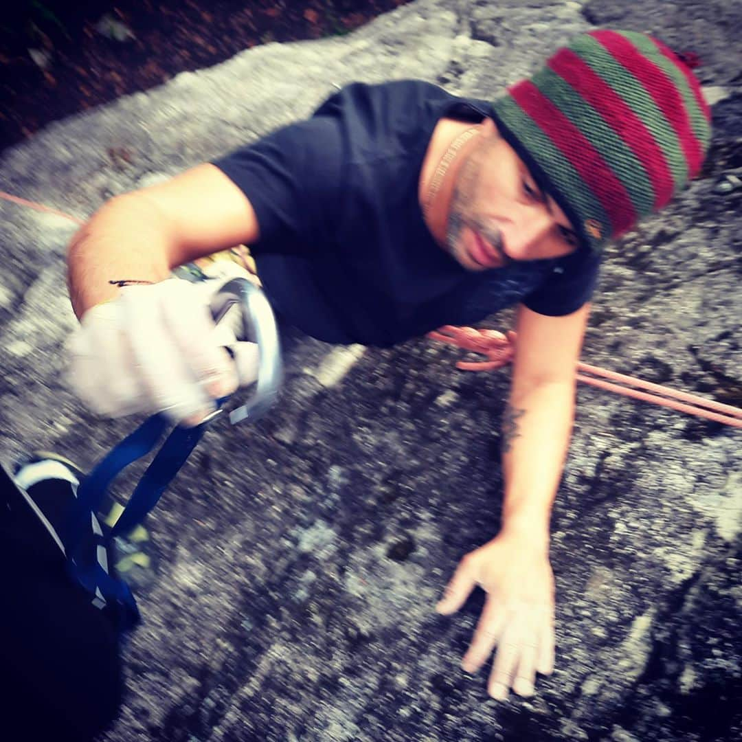 イグナシオ・セルキオのインスタグラム：「Monkey at heart  . . . . .  #rockclimbing  #vancouver」