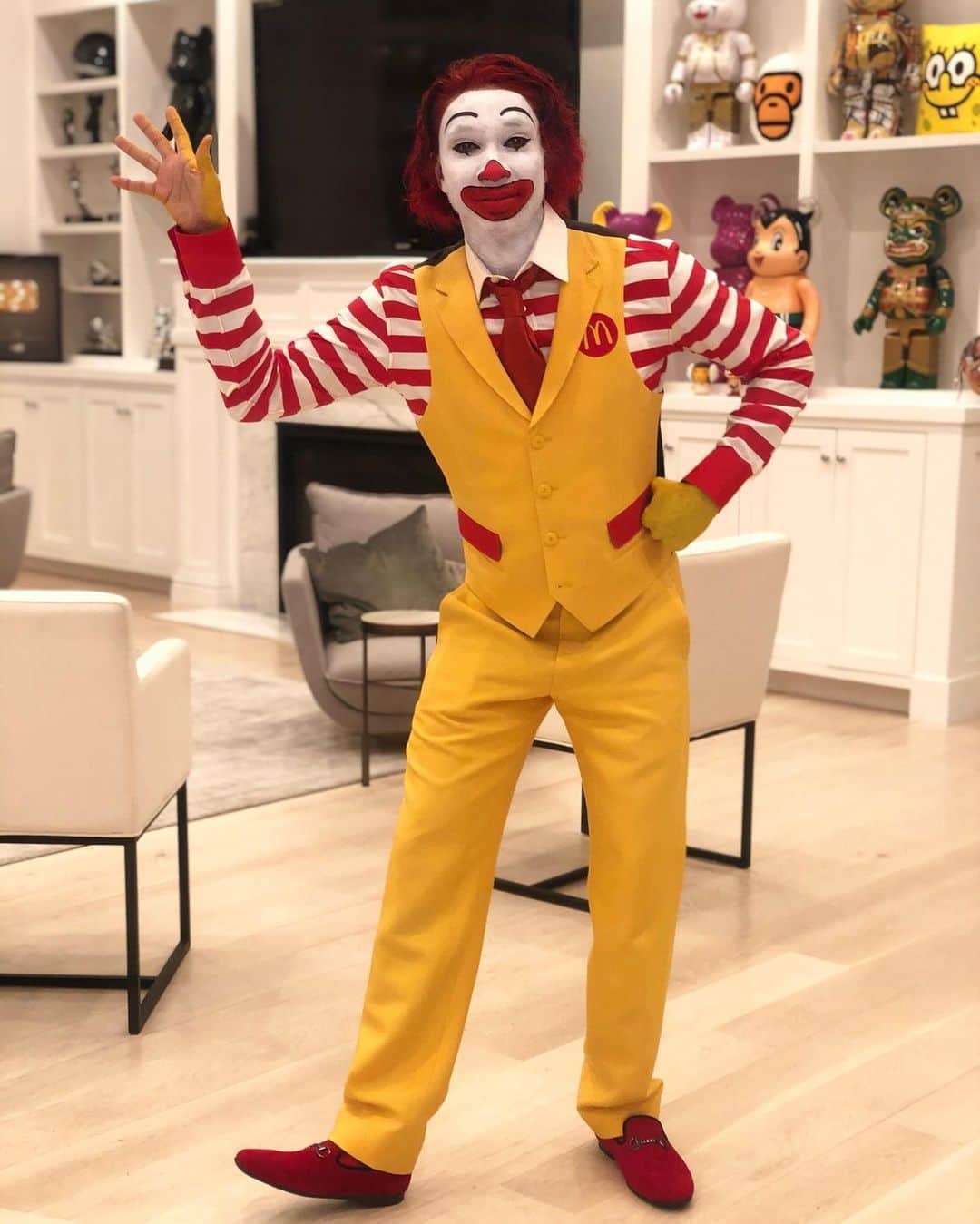 タイガのインスタグラム：「Any suggestions for this years costume ??! 😏」