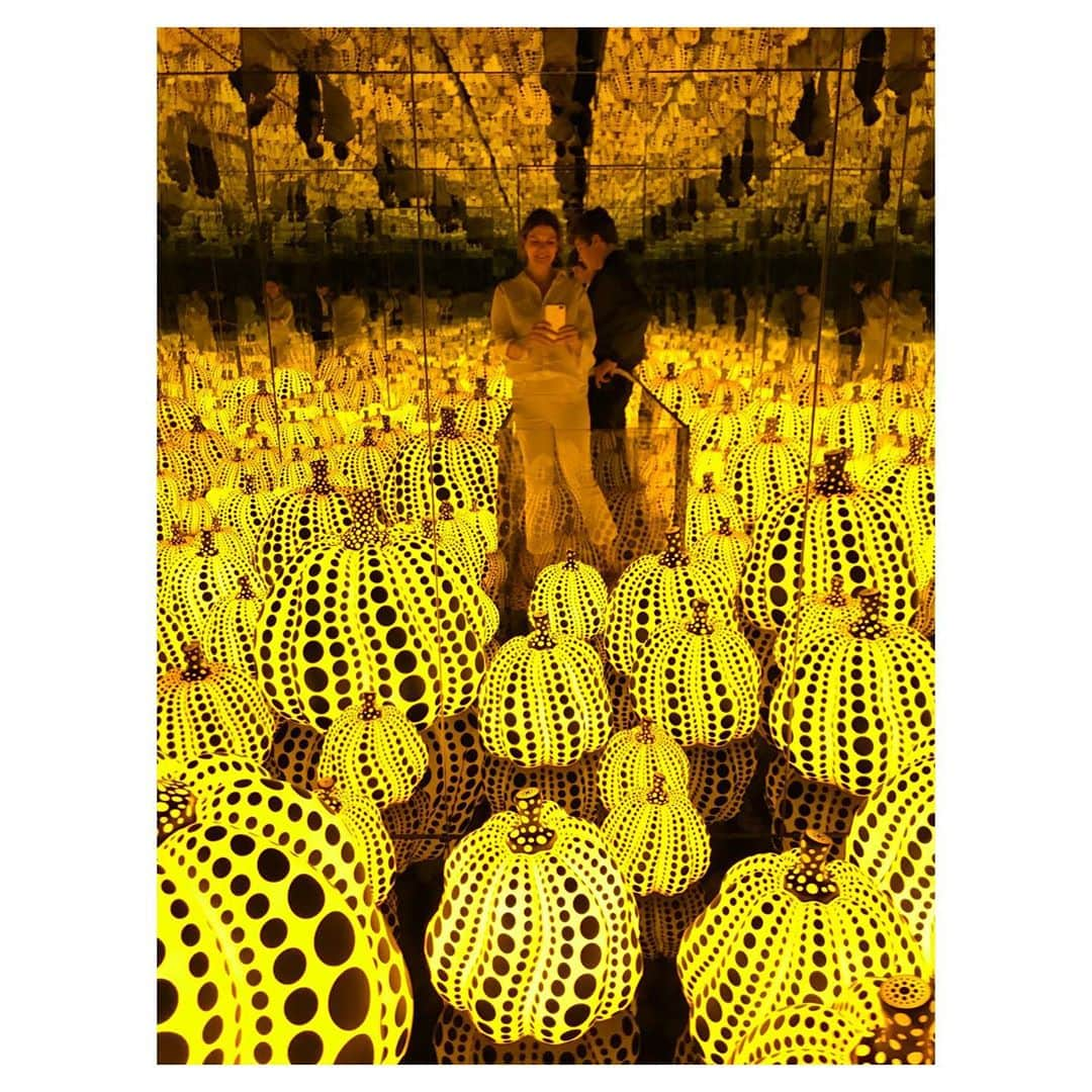 ジーン・トリプルホーンのインスタグラム：「🎃 #yayoikusama @broadmuseum」