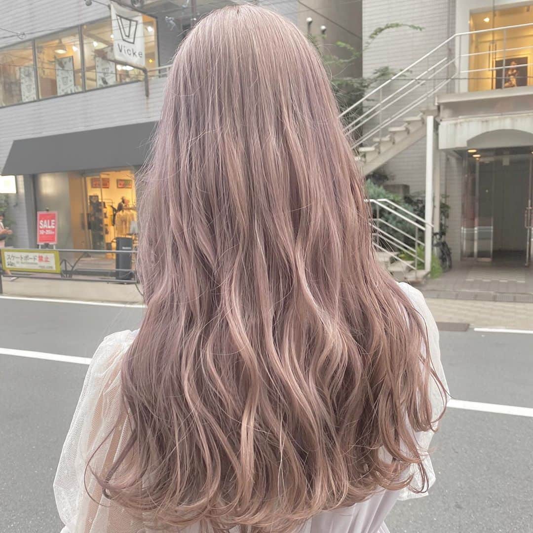 Beleza_official_instagramのインスタグラム：「ハイブリーチで作るミルクティーベージュ😊 .  ブリーチは誰に任せるかで仕上がりが全く違います。 .  絶対に失敗したくない方は是非指名予約をおすすめします！！ . 僕だけのオリジナルレシピとマル秘テクニックで艶々サラサラハイトーンにします！！」