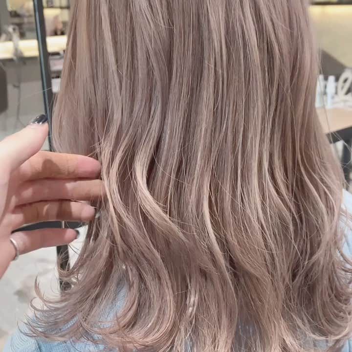 Beleza_official_instagramのインスタグラム：「ハイブリーチで作るミルクティーベージュ😊 .  ブリーチは誰に任せるかで仕上がりが全く違います。 .  絶対に失敗したくない方は是非指名予約をおすすめします！！ . 僕だけのオリジナルレシピとマル秘テクニックで艶々サラサラハイトーンにします！！」