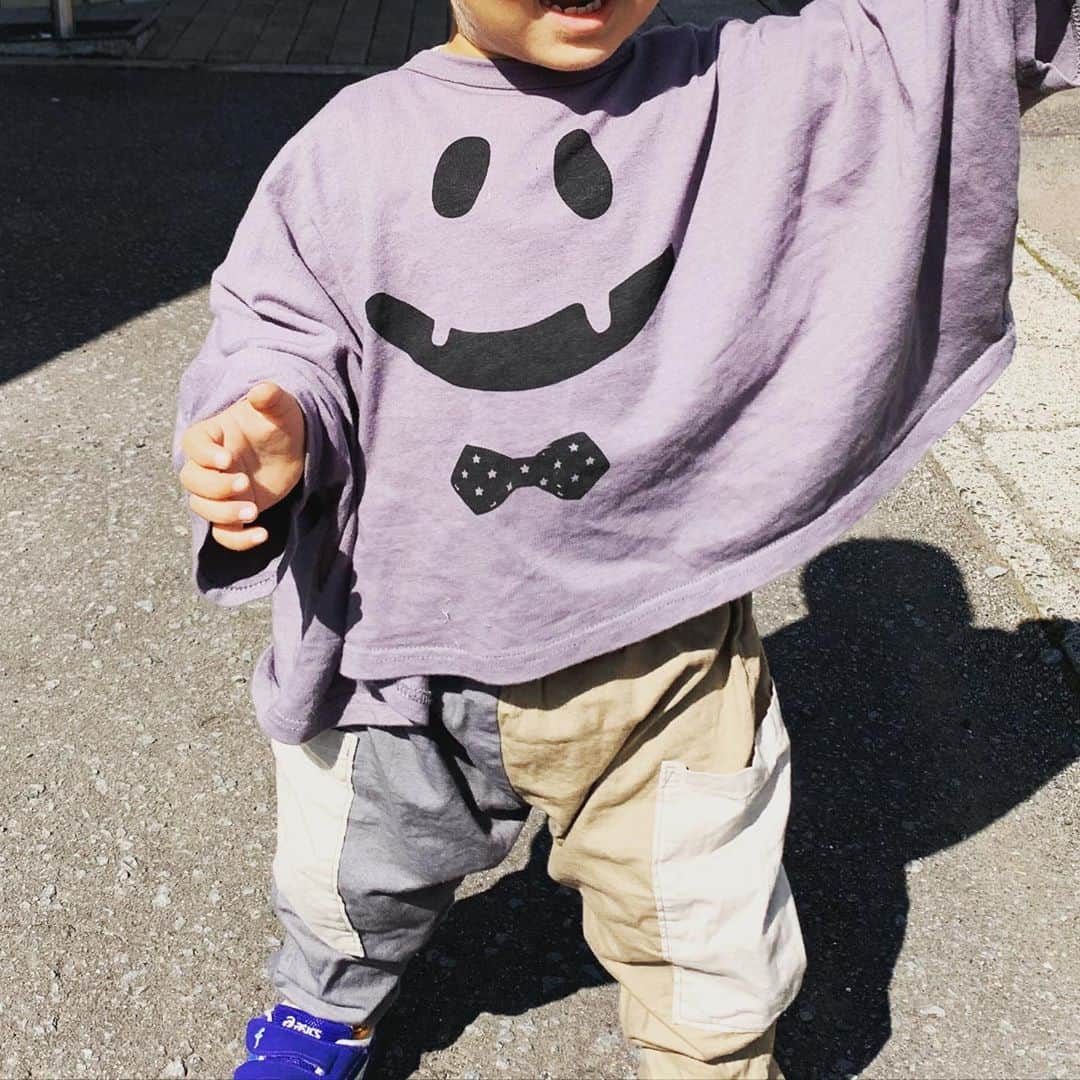 加藤千恵のインスタグラム：「ハロウィンなのでおばけ服（と言いつつ、写真は少し前の）。おばけカットソー、デザインが気に入って、80-100サイズってことだったから、生後間もない頃に買ってたんだけど、2歳になってようやく着られるくらいのサイズ感だった。で、今度はきっとすぐ着られなくなるんだろうな。。。」