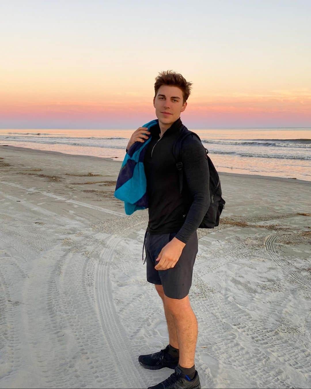 ノーラン・ジェラード・ファンクのインスタグラム：「Before and after dark #coronamoon」