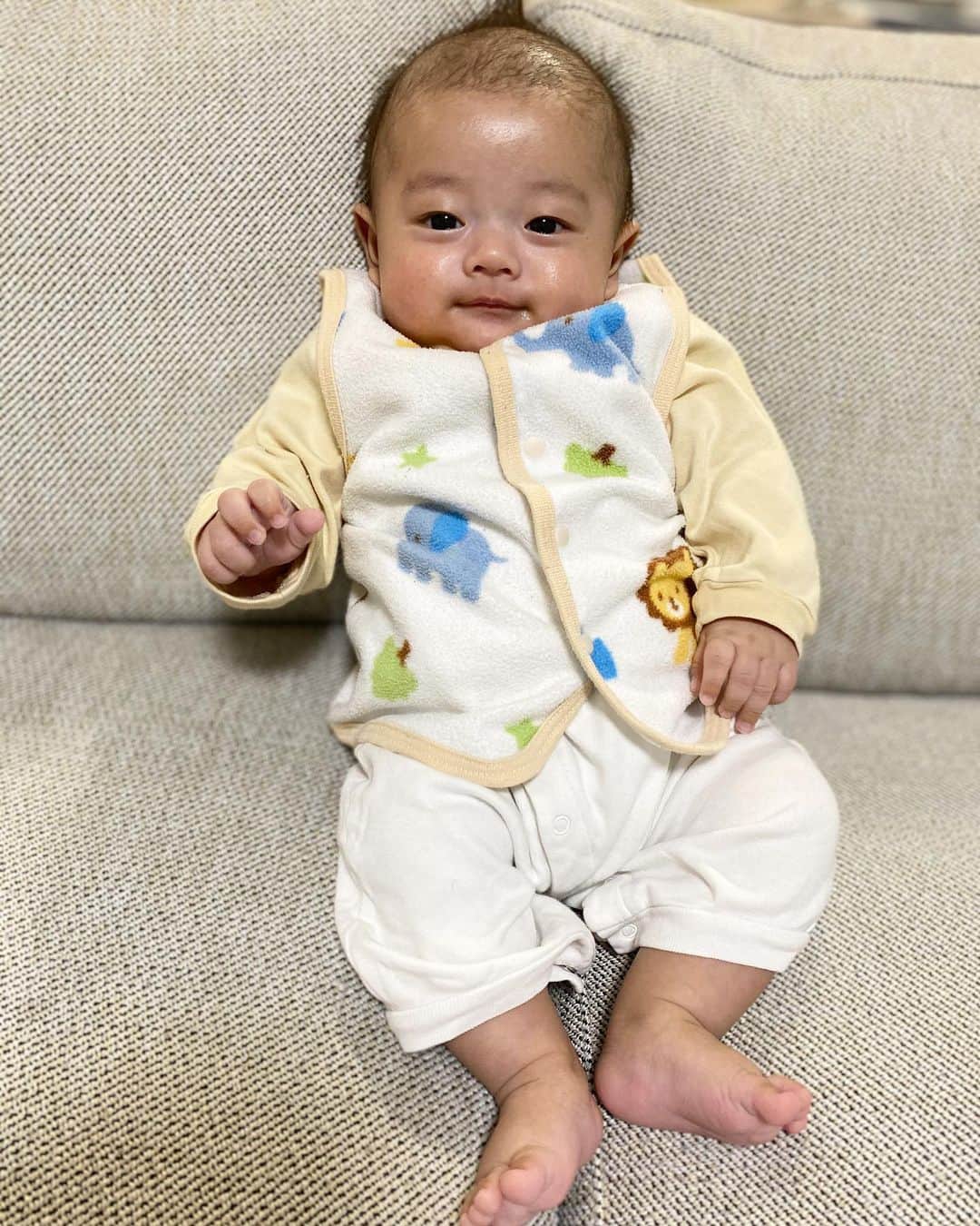 あゆさんのインスタグラム写真 あゆinstagram 琳ちゃんおやすみコーデ 寝る時のこのベストがかわいい 生後2ヶ月 琳太朗 赤ちゃんのいる生活 おやすみコーデ コーデ ベビー服 冬服コーデ 10月31日 8時32分 Ayu