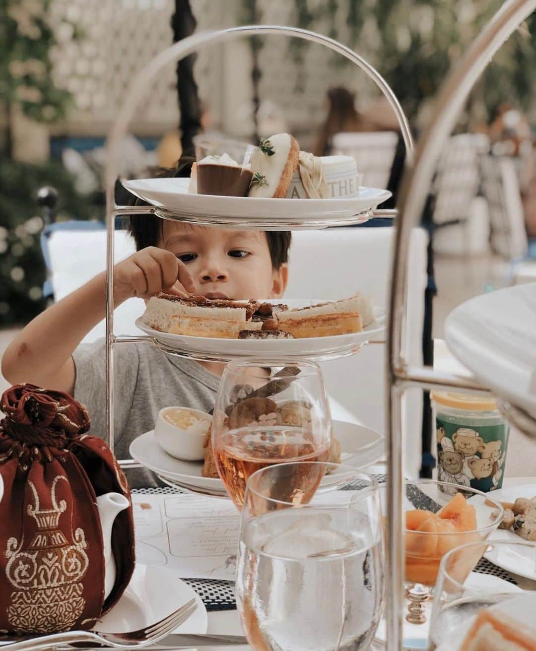 The Peninsula Hotelsさんのインスタグラム写真 - (The Peninsula HotelsInstagram)「Love this shot of @honeynsilk’s little one diving into a delectable Afternoon Tea at @thepeninsulabh. #penmoments #penfamilies  #peninsulahotels #luxuryhotelexperience #fivestarservice #peninsulastay #peninsulabeverlyhills #thepeninsulabeverlyhills #beverlyhills #afternoontea」10月31日 8時37分 - peninsulahotels