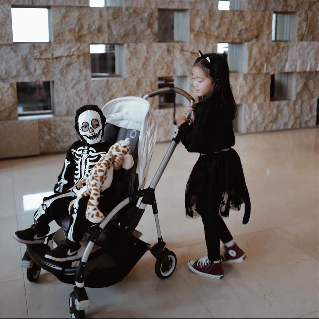 正中雅子さんのインスタグラム写真 - (正中雅子Instagram)「Happy  Halloween☠️👻🤍 * ちょっと前のUSJ行った時の子供達🤍可愛い仮装したい年頃の娘と怖い格好したい息子😂 * 今週はPOPUPから帰ってきたらもう寝てる子供達の寝顔に癒されます😊🤍 * 全力でPOPUPに挑めているのも家族のサポートがあってこそ☺️🤝家族どころか友達まで書き込んでいる😂笑！感謝して今日も朝から皆さまのご来店をお待ちしてます🤍 * POPUPでお客様がMACHATTの洋服やスタッフのことが大好き！と言ってくださり私の中でどんどん大切な場所になっていきます😌いつも大切なことを教えてもらってありがとうございます🥰 * 今日も頑張ります🤍🌈 * #MACHATT #halloween」10月31日 8時37分 - masacoshonaka