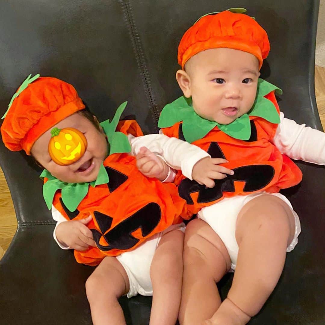 Mai Wakimizuのインスタグラム：「HAPPY HALLOWEEN＼(^o^)／胸が苦しくなるほど可愛い大小サイズのパンプキンちゃん♡写真撮りすぎてフォルダがオレンジ一色になりました♡笑 #happyhalloween#halloween#ハロウィン#コスプレ#babyboy#男の子ベビー#赤ちゃん#生後3ヶ月#俺と僕」