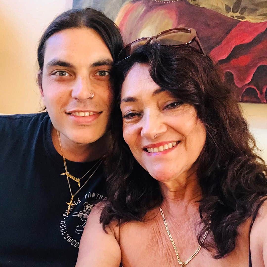 サミュエル・ラーセンさんのインスタグラム写真 - (サミュエル・ラーセンInstagram)「Happy Birthday Mama!! I love you to the moon and back, you are so beautiful and supportive, I don’t know where I would be without your creativity and your art.  Here’s to you, Feliz Cumpleaños!」10月31日 8時45分 - samuellarsen