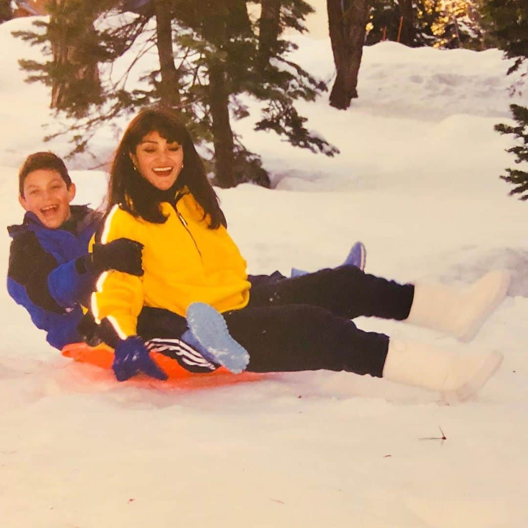 サミュエル・ラーセンのインスタグラム：「Happy Birthday Mama!! I love you to the moon and back, you are so beautiful and supportive, I don’t know where I would be without your creativity and your art.  Here’s to you, Feliz Cumpleaños!」