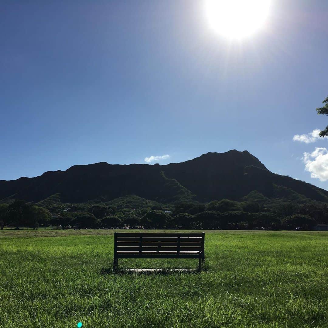 alohatable_waikikiさんのインスタグラム写真 - (alohatable_waikikiInstagram)「Long Time No See!!! ハワイは、まだ活動制限下にある為、一時休業させて頂いています。 がそんな中、延期になっていた 【111 Hawaii Award】が  ハワイ時間31日17時 (日本時間11 月1日12時)からFacebookのLiveで配信されます。  過去2年連続『ロコモコ』部門で1位を頂き、今回もノミネートされました。  日頃の皆様のご支援の賜物です、 誠にありがとうございます。   まだハワイでお会いする事は難しいですが、3連覇の瞬間を皆様と是非共有したいです！ ----- [LIVE] 111-HAWAII AWARD 2020 オンライン表彰式（無料） ●日時：ハワイ時間 10/31日 17:00〜（日本時間 11/1日 12:00〜） 111ハワイアワード・フェイスブック「Facebook Live」にてライブ配信 Facebooのイベントページから「参加予定」をクリックください😊  https://www.facebook.com/events/787759785106185/   #ハワイ #111hawaiiaward #アワード #アロハテーブル　#alohatable #ロコモコ #locomoco #hawaiianfood #ハワイアンフード #ハワイグルメ #hawaiigourmet #hawaii #waikikirestaurant」10月31日 8時48分 - alohatable_waikiki