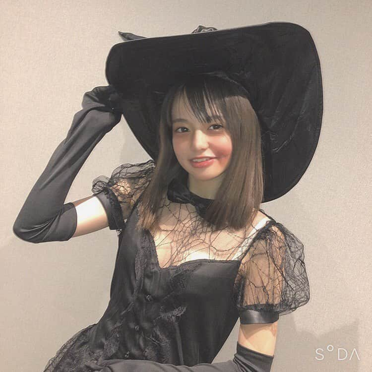 大塚美波さんのインスタグラム写真 - (大塚美波Instagram)「🎃Happy Halloween👻  youtubeでの仮装は、魔女でした！！🧙‍♀️ ハロウィンメイク初めてやったから低クオリティだけど許してね🙏  みんなは、今日何して過ごすのかな？🤔  #halloween #仮装 #ハロウィンコスプレ #ハロウィンメイク」10月31日 8時54分 - _mi7mi12_