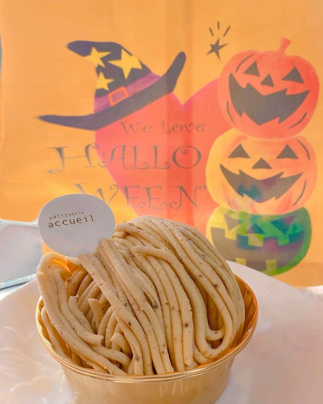 Erenaのインスタグラム：「🌰モンブラン🌰 中にパフパフのメレンゲクッキー入ってて美味しいかった⭐️🎃⭐️😘 #栗#モンブラン#ケーキ#マロン#メレンゲクッキー#ハロウィン#アクイユ#marron#cake#patisserieaccueil#accueil#Halloween#sweets」