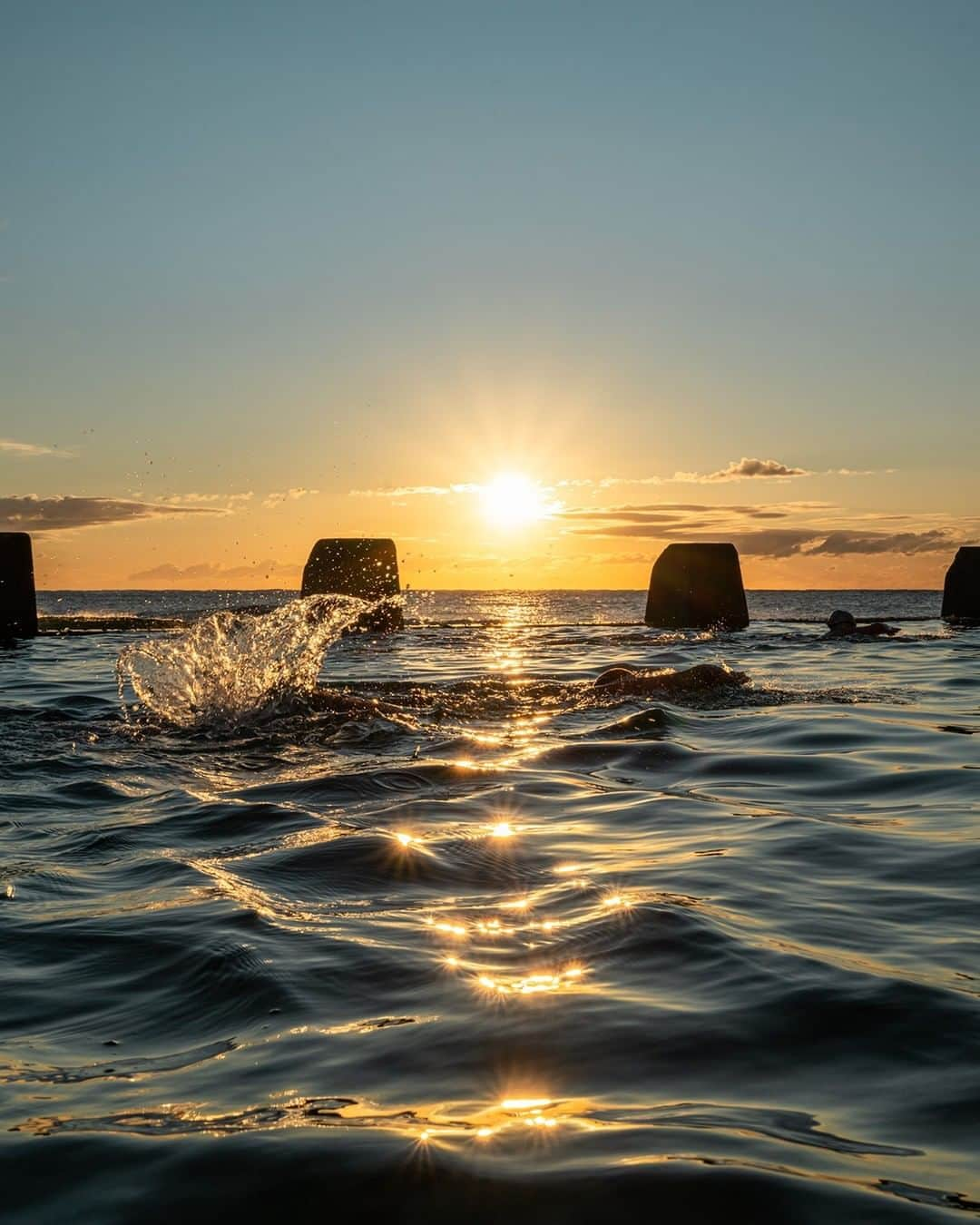 Nikon Australiaさんのインスタグラム写真 - (Nikon AustraliaInstagram)「"On sunny mornings, Coogee pool is my go-to location as you can get low and close to the pool to capture sun stars bouncing off the pool.   To capture clean sun stars you need to shoot with a small aperture – f/16 usually works for me. Also make sure your lens is completely clean to avoid unwanted flares." - @nikkibings   Camera: Nikon Z 7  Lens: NIKKOR Z 14-30mm f/4 S at 30mm Settings: f/16  1/320s  ISO 100  #Nikon #MyNikonLife #NikonAustralia #NikonZ7 #Z7 #NIKKOR #SunrisePhotography #SurfPhotography #Sunrise #Surf #CoogeeBeach」10月31日 9時00分 - nikonaustralia