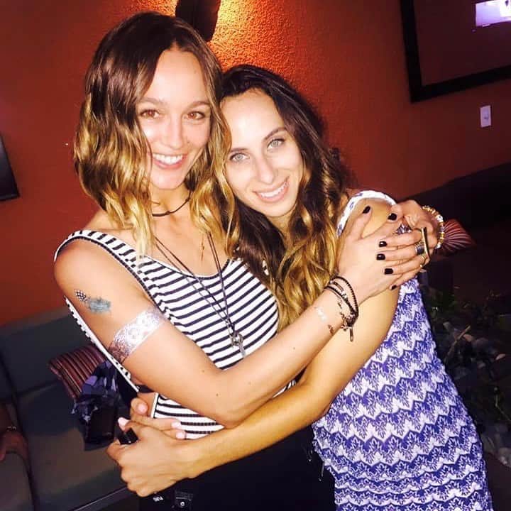 シャーニ・ヴィンソンのインスタグラム：「HAPPY BIRTHDAY to the most angelic soul on the planet, @becca_sopher !! 🎈 I’m so lucky to call you my best friend for almost 20 years and can’t imagine a life without you by my side. Love you beyond words my girl! ❤️ 🎉🎂🥳  #happybirthday #bestfriends #bff」