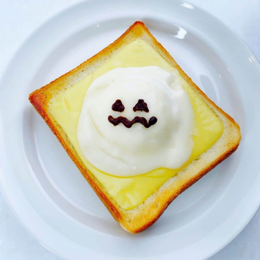 雪見だいふくのインスタグラム：「＼👻ハッピーハロウィン🎃／﻿ ﻿ 本日10/31は #ハロウィン 🥰﻿ ﻿  #禁断の雪見トースト の上におばけがあらわれた❤️﻿ ﻿ お菓子くれなきゃいたずらしちゃうぞ👻💕﻿ ﻿ 見た目もかわいくできちゃう禁断のおいしさ❤️﻿ ﻿ #禁断の雪見トースト に絵を描いて﻿ #おうちハロウィン を楽しみませんか🥳⁉️」