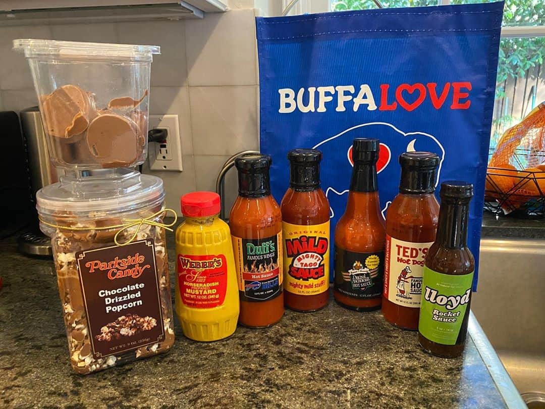 アダム・シャピロのインスタグラム：「We love you @baileyhumiston and fam!! #buffalove」