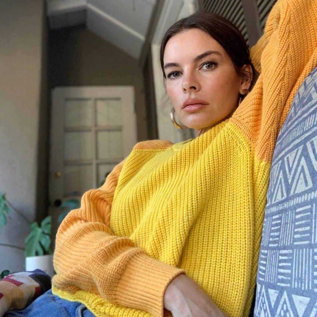 ケリー・オックスフォードのインスタグラム：「You’re all voting for Biden/Harris, correct? Good. Make sure your friends and family vote Biden/Harris too. Everyone must vote. I am outside with a billio fresh little mosquitos, waiting to see what y’all do next week. I have faith in you guys but I’m scared. (This is not a photo of me feeling scared this is a photo of me just staring into the self timer countdown)」