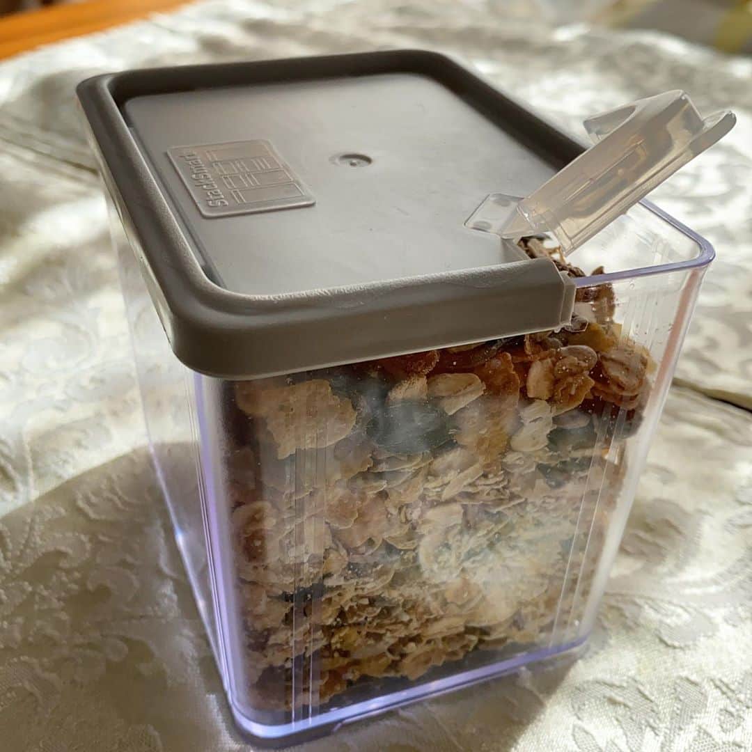 荻原和歌のインスタグラム：「最近の100均ヒットはこの「スタックスマート」シリーズ。柔らかい蓋でしっかり重なるのと、ふちに小さな振り出し口がついてるので使いやすいんです。  #100均 #便利 #キッチン #キッチン収納　 #スタッキング  #重なる #朝ごはん #料理研究家荻原和歌 #和歌ネエ」