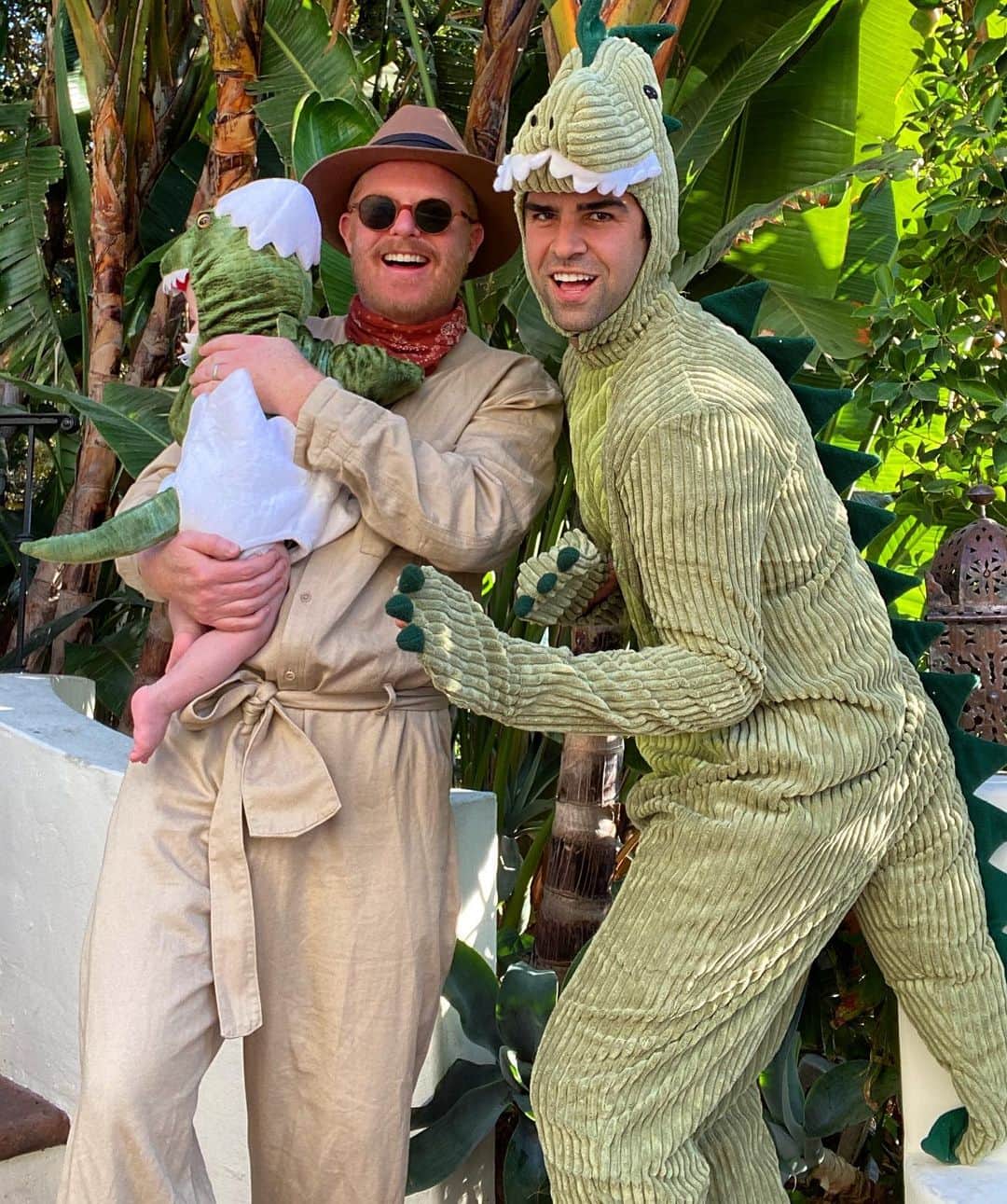ジェシー・タイラー・ファーガソンのインスタグラム：「I found a T. Rex & a hatching baby Dino in my own backyard! Happy Halloween 👻 🎃 🦖」