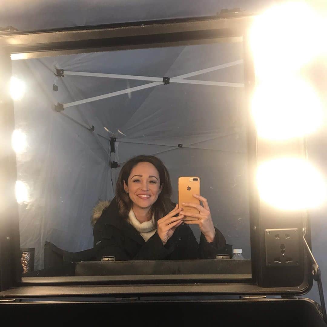 オータム・リーザーのインスタグラム：「That’s a wrap on #AGlenbrookeChristmas! Can’t wait to share more photos with you leading up to our premiere on December 12th. I was so grateful to be able to safely make a movie during this pandemic and I think our collective happiness will show in every frame of this sweet holiday film. #hallmark #christmas #behindthescenes #bts #hallmarkchristmasmovies」