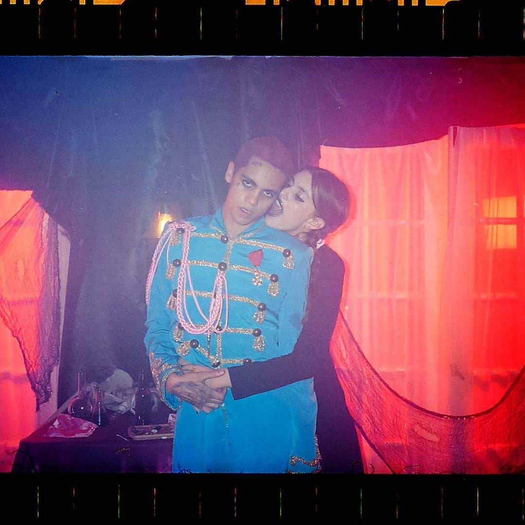 ダイアナ・シルバーズさんのインスタグラム写真 - (ダイアナ・シルバーズInstagram)「vampire music video out right meow 🧛🏻‍♀️🧛🏻‍♂️ @dominicfike 🤝 @jackbegert ( as soon as i develop my roll of film i’m gonna share some BTS of my GIRLZ that pulled thru for this 💍 ) also there is dance and we go hard.」10月31日 9時27分 - dianasilverss