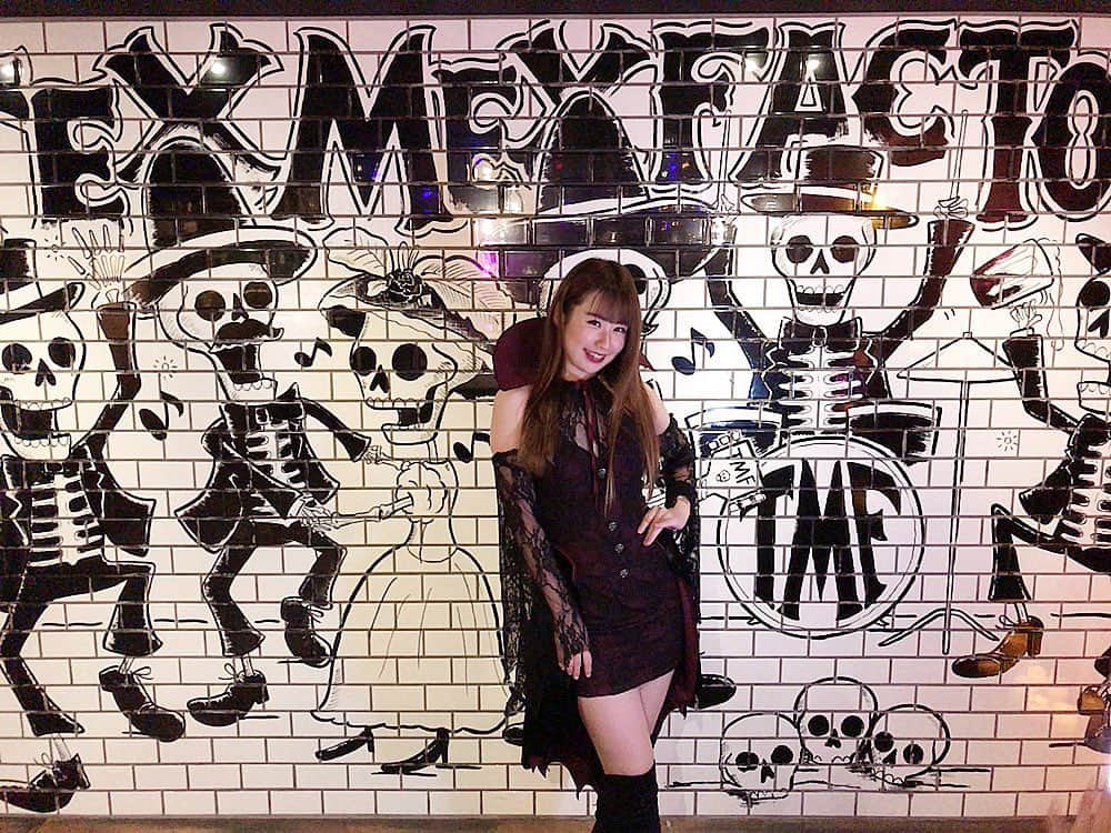 のインスタグラム：「Happy Halloween🎃﻿ ⚠︎写真は昨年の🧛‍♀️﻿ ﻿ 1年で1番と言って良いほど大好きなイベント！﻿ 今年は仮装をせず、でもハロウィンの気分は120%で夜は友達とご飯を食べて来ます😊﻿ ﻿それまでお仕事楽しもう〜☺️✨  #happyhalloween #halloween #ハロウィン #ハロウィンコスプレ #ハロウィン仮装 #dracula #ドラキュラ #吸血鬼 #ヴァンパイア #vampire #instagood #instalike #카페투어 #photography #mood #camera #me #instalike #카페투어 #photography #mood #camera #happy #instapic #l4l #좋아요 #데일리룩 #패션 #셀피 #girl」