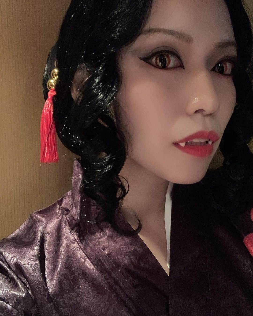 ERYさんのインスタグラム写真 - (ERYInstagram)「ハロウィンカバー動画はハロウィンが過ぎ去った後に公開する事になりますが、お先に友達とひっそりコスプレして飲む会。 1つ目は黒川さや花とFFのティファ&もののけ姫のサン。 なんの関連性もなく、お互いに好きなのやっただけ。笑 サンの衣装は良いのが売られていなくて自分で作りました。直前に急いで作ったからボンド臭が漂いました。笑 2つ目はかおりちゃんと鬼滅の刃の竈門禰豆子&栗花落カナヲ。 こちらはパッツンじゃないウィッグをパッツンにカットしたつもりが謎のざんぎり前髪になっていますがご愛嬌。 3つ目は鬼舞辻無惨の女擬態バージョン。アニメ26話の通称パワハラ会議の時の姿ですね。 これは怖すぎるとドン引きされましたがそれは褒め言葉ですよね…無惨様なので… 全部即席なのでサン以外は既製品で、またやる時はもうちょっとカスタムしてもうちょっと本物に寄せていきたいなと思います。 そんな感じで散々楽しんだ挙句、今日は仮装もコスプレもしません。てへ。 #ハロウィン #ハロウィンコスプレ  #もののけ姫コスプレ #FFコスプレ #鬼滅コスプレ  #鬼滅の刃コスプレ  #取り急ぎ #報告 #本来のハロウィンとは #全く関係ないコスプレ」10月31日 9時19分 - bass_ery