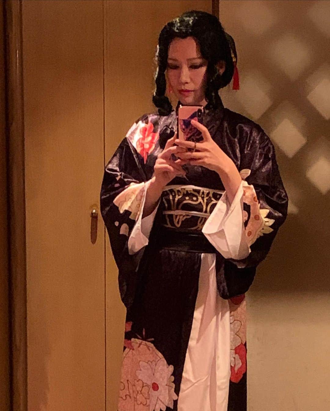 ERYさんのインスタグラム写真 - (ERYInstagram)「ハロウィンカバー動画はハロウィンが過ぎ去った後に公開する事になりますが、お先に友達とひっそりコスプレして飲む会。 1つ目は黒川さや花とFFのティファ&もののけ姫のサン。 なんの関連性もなく、お互いに好きなのやっただけ。笑 サンの衣装は良いのが売られていなくて自分で作りました。直前に急いで作ったからボンド臭が漂いました。笑 2つ目はかおりちゃんと鬼滅の刃の竈門禰豆子&栗花落カナヲ。 こちらはパッツンじゃないウィッグをパッツンにカットしたつもりが謎のざんぎり前髪になっていますがご愛嬌。 3つ目は鬼舞辻無惨の女擬態バージョン。アニメ26話の通称パワハラ会議の時の姿ですね。 これは怖すぎるとドン引きされましたがそれは褒め言葉ですよね…無惨様なので… 全部即席なのでサン以外は既製品で、またやる時はもうちょっとカスタムしてもうちょっと本物に寄せていきたいなと思います。 そんな感じで散々楽しんだ挙句、今日は仮装もコスプレもしません。てへ。 #ハロウィン #ハロウィンコスプレ  #もののけ姫コスプレ #FFコスプレ #鬼滅コスプレ  #鬼滅の刃コスプレ  #取り急ぎ #報告 #本来のハロウィンとは #全く関係ないコスプレ」10月31日 9時19分 - bass_ery