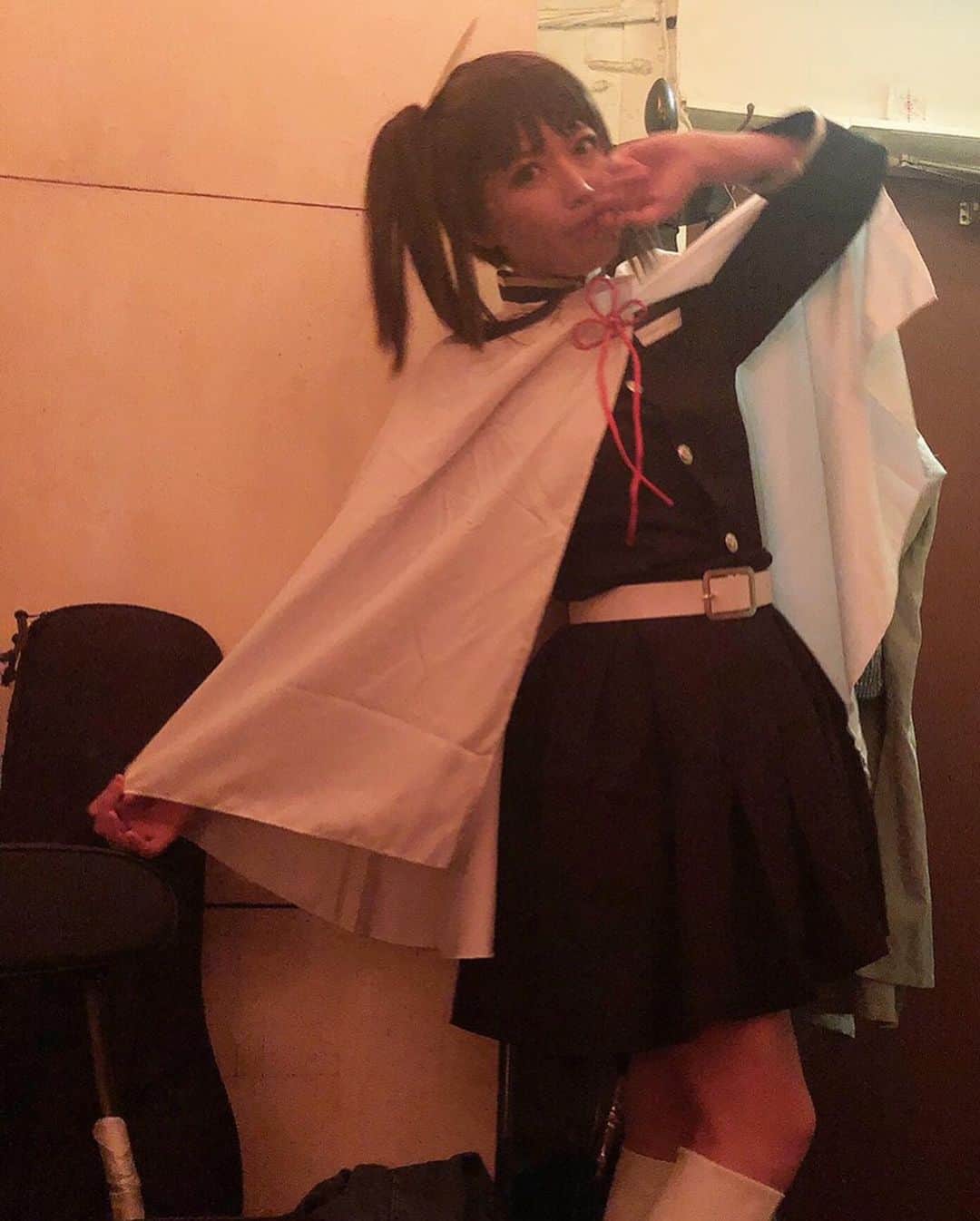 ERYさんのインスタグラム写真 - (ERYInstagram)「ハロウィンカバー動画はハロウィンが過ぎ去った後に公開する事になりますが、お先に友達とひっそりコスプレして飲む会。 1つ目は黒川さや花とFFのティファ&もののけ姫のサン。 なんの関連性もなく、お互いに好きなのやっただけ。笑 サンの衣装は良いのが売られていなくて自分で作りました。直前に急いで作ったからボンド臭が漂いました。笑 2つ目はかおりちゃんと鬼滅の刃の竈門禰豆子&栗花落カナヲ。 こちらはパッツンじゃないウィッグをパッツンにカットしたつもりが謎のざんぎり前髪になっていますがご愛嬌。 3つ目は鬼舞辻無惨の女擬態バージョン。アニメ26話の通称パワハラ会議の時の姿ですね。 これは怖すぎるとドン引きされましたがそれは褒め言葉ですよね…無惨様なので… 全部即席なのでサン以外は既製品で、またやる時はもうちょっとカスタムしてもうちょっと本物に寄せていきたいなと思います。 そんな感じで散々楽しんだ挙句、今日は仮装もコスプレもしません。てへ。 #ハロウィン #ハロウィンコスプレ  #もののけ姫コスプレ #FFコスプレ #鬼滅コスプレ  #鬼滅の刃コスプレ  #取り急ぎ #報告 #本来のハロウィンとは #全く関係ないコスプレ」10月31日 9時19分 - bass_ery
