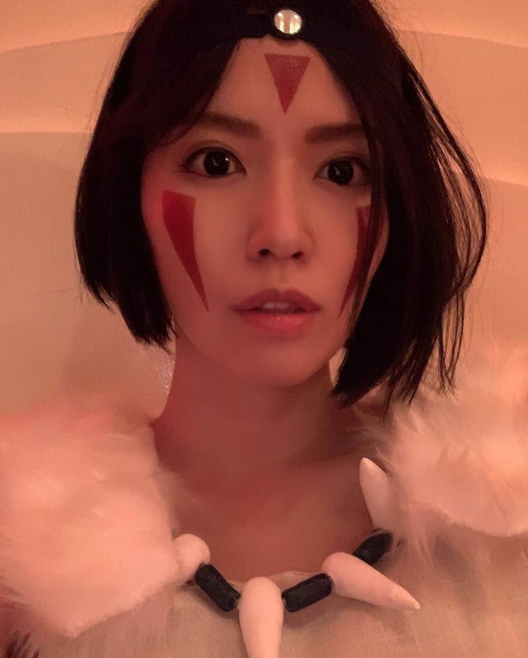 ERYさんのインスタグラム写真 - (ERYInstagram)「ハロウィンカバー動画はハロウィンが過ぎ去った後に公開する事になりますが、お先に友達とひっそりコスプレして飲む会。 1つ目は黒川さや花とFFのティファ&もののけ姫のサン。 なんの関連性もなく、お互いに好きなのやっただけ。笑 サンの衣装は良いのが売られていなくて自分で作りました。直前に急いで作ったからボンド臭が漂いました。笑 2つ目はかおりちゃんと鬼滅の刃の竈門禰豆子&栗花落カナヲ。 こちらはパッツンじゃないウィッグをパッツンにカットしたつもりが謎のざんぎり前髪になっていますがご愛嬌。 3つ目は鬼舞辻無惨の女擬態バージョン。アニメ26話の通称パワハラ会議の時の姿ですね。 これは怖すぎるとドン引きされましたがそれは褒め言葉ですよね…無惨様なので… 全部即席なのでサン以外は既製品で、またやる時はもうちょっとカスタムしてもうちょっと本物に寄せていきたいなと思います。 そんな感じで散々楽しんだ挙句、今日は仮装もコスプレもしません。てへ。 #ハロウィン #ハロウィンコスプレ  #もののけ姫コスプレ #FFコスプレ #鬼滅コスプレ  #鬼滅の刃コスプレ  #取り急ぎ #報告 #本来のハロウィンとは #全く関係ないコスプレ」10月31日 9時19分 - bass_ery