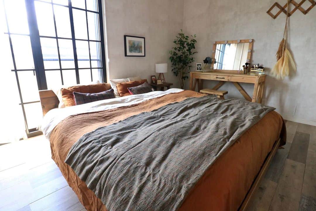 yupinokoさんのインスタグラム写真 - (yupinokoInstagram)「おはようございます☺︎ . . ベッドを冬仕様に。 まだこれから電気毛布と加湿器が加わります。 電気毛布使ってるって言うとびっくりされますが😂 めちゃくちゃ寒がりなので防寒対策はしっかりと！ . .  #ローベッド#コアラマットレス#ベッドリネン#ベッドメイキング#インテリア#DIYのある暮らし#セルフリノベーション#寝室 #ベッドルーム#ルームスタイリスト#DIYアドバイザー #interior#homestyling #interiordecor #homedecor #rusticinterior#diy#bedroom#livstagrammer#mygoodroom#instahome#renovation」10月31日 9時21分 - yupinoko
