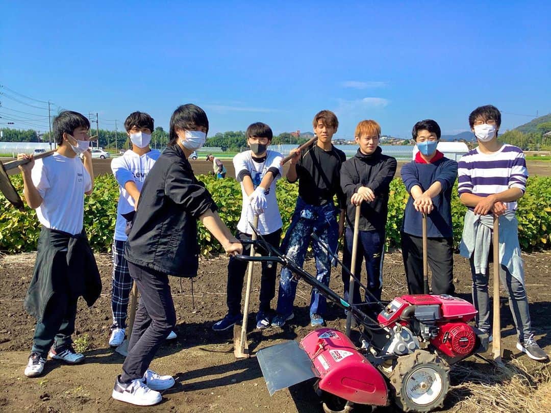 名古屋コミュニケーションアート専門学校_製菓調理のインスタグラム：「調理師科2年生ファーム授業🌱 卒業生 林先生の畑でファーム授業をしました！ みんな様になってる🙆‍♂️」