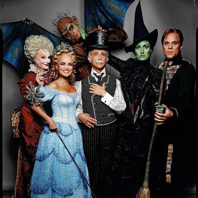 イディナ・メンゼルさんのインスタグラム写真 - (イディナ・メンゼルInstagram)「Happy Anniversary, my @wicked_musical friends! 💚」10月31日 9時36分 - idinamenzel