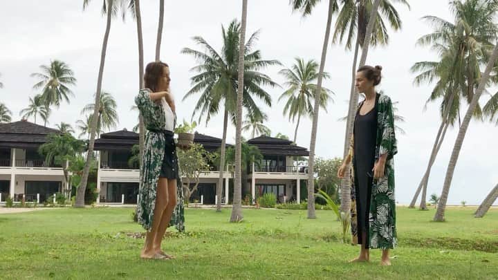 のインスタグラム：「It was so fun to share my modeling experience with Nastya 💃🏼  She just starting out as a blogger and she wants to create more videos about her life on the island 🌴   I shared with her some of the key poses and how to work with camera using surrounding elements 🌳  Video 🎥 @fiveplums Editing 🎞 @nastya.in.da.bar」