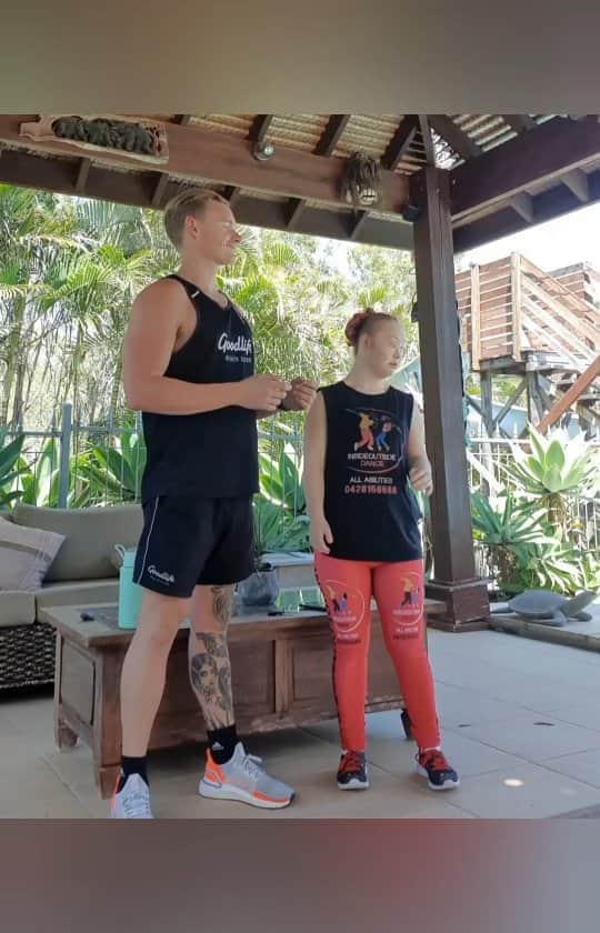 マデリン・スチュアートのインスタグラム：「A big Happy Birthday to my friend and trainer @bradythomas, during the pandemic Brady has trained me nearly everyday he has kept me healthy both physically and emotionally, it is rare to find someone so dedicated to their career and their clients. Brady is a huge fan of @melbournefc so there was no better gift for him, I want to thank this amazing team for helping me with this surprise. And yes here he is on his birthday celebrating with our Friday workout. You are the best Brady, love you 🎈🎁❤」