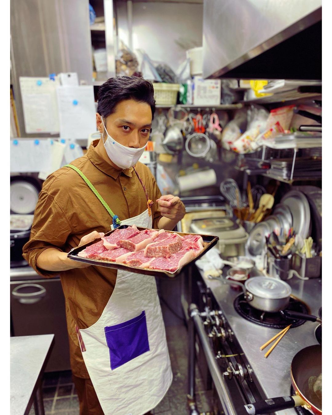 のインスタグラム：「僕流のひみつの熟成ステーキ🥩 ・ 三重県の角屋さんに選んで頂いた牛肉。 三重県産　メス黒牛　イチボ。 少しだけ熟成の手間をかけて、もっと美味しくなってもらいました👌 ・ ウェア　@echapper_japan  エプロン　@patagonia × @mafiabags  ・ #調理師　#調理師免許　#朝陽飯　#あさひめし　#アサヒ飯　#和牛　#わぎゅう　#ステーキ　#熟成　#wagyu #cookingram #mystyle #originalmenu #beef #échapper #patagonia #mafiabags #kitchenware #kitchenwares」