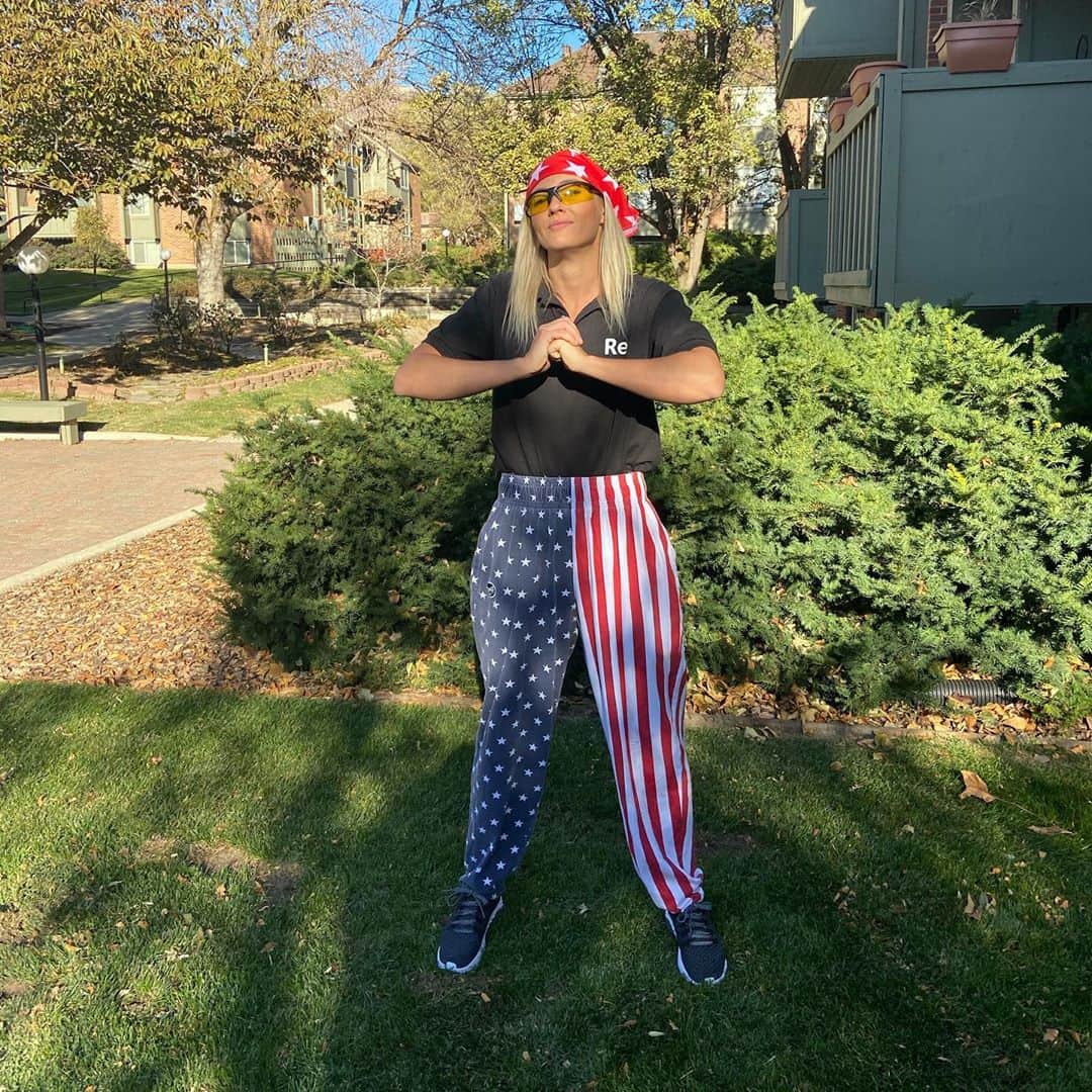 シエラ・ブレア・コイルのインスタグラム：「Do you think anybody wants a roundhouse kick to the face while I’m wearing these bad boys?」