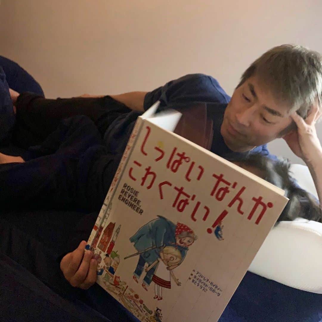田村淳のインスタグラム：「しっぱいなんかこわくない！ 僕が好きな絵本で娘に読んでましたが… 最近は娘が僕に 読んでくれるようになりました^_^ まだ字が読めないのに 本人が覚えてる内容を必死に伝えてくれますが、きちんと絵本の内容は理解してるなぁと感心しています。  しっぱいなんかこわくない！  今日も何かにトライしよう！  あなたは最近どんな失敗をしましたか？」