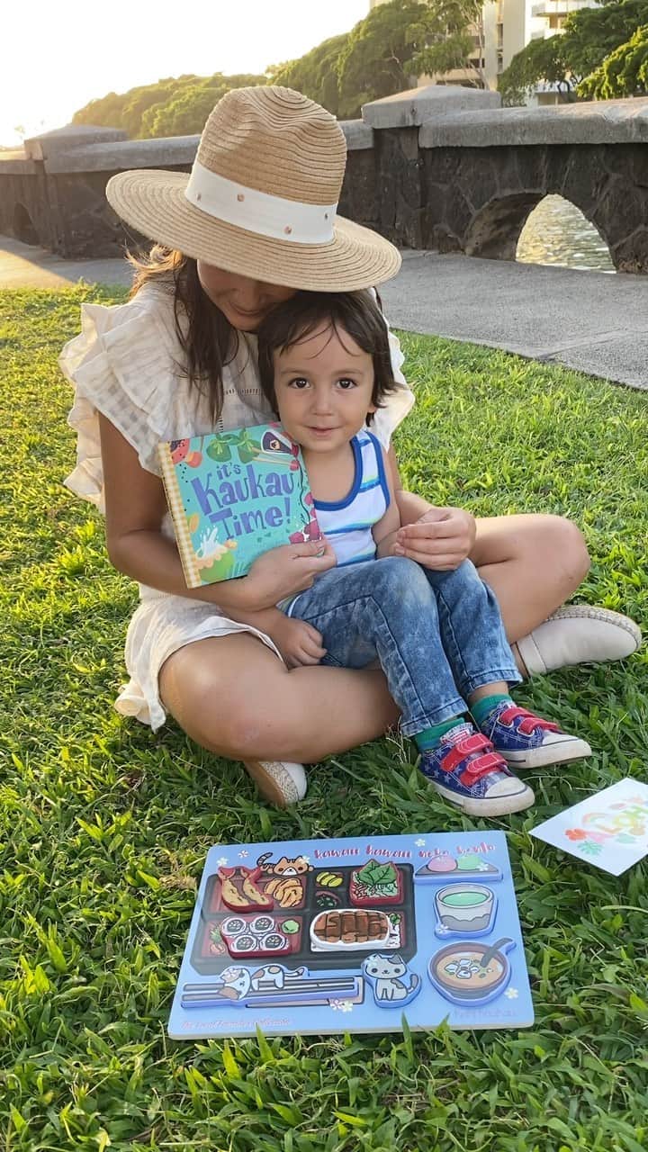 アリッサ ウーテンのインスタグラム：「Reading our new favorite local book 🤙🏼」