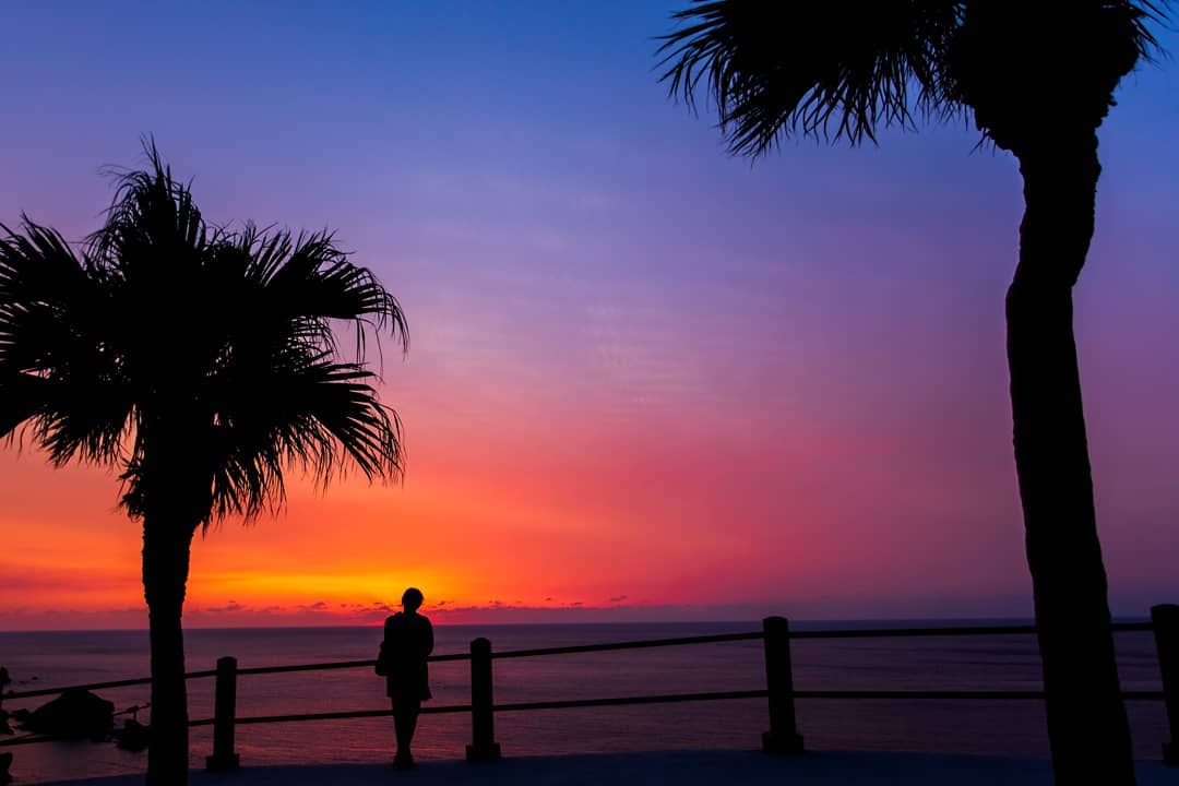 鹿児島よかもん再発見さんのインスタグラム写真 - (鹿児島よかもん再発見Instagram)「南さつま市笠沙町の後藤鼻展望所へ(^-^)/  この時期から春先にかけての夕暮れの時間帯が好きで、時間があれば訪ねてしまいます。。  鹿児島は離島も本土も、地平線から出る日の出、逆に地平線に落ちる日の入りが見れるので、早朝や夕暮れの時間をうまくつくり、ぼんやり眺める時間をつくれたらなと思うのです。。  ※この日のその他の写真は @takupt  であげていきますm(__)m  #鹿児島 #鹿児島観光 #南さつま #南さつま市 #南さつま市観光  #笠沙 #笠沙町 #kagoshima #kagoshimaphotograph  #鹿児島の風景 #sunset #後藤鼻 #後藤鼻展望所 #夕暮れ」10月31日 10時02分 - kagoshimayokamon